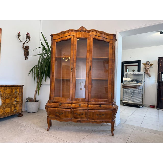 Baroque Baroque Style Display Cabinet in Inlaid Walnut, 1980s For Sale - Image 3 of 14