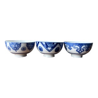 1980s Bombay Company Blue and White Footed Rice Bowls- Set of 3 For Sale