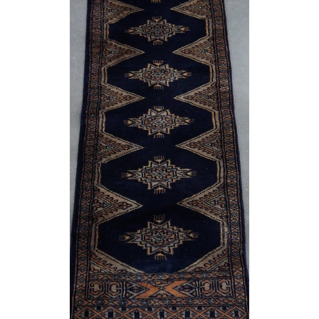 This subtle, soft and graceful runner / rug in oriental style in mainly blue tones 148x40cm. Let your home shine with this...
