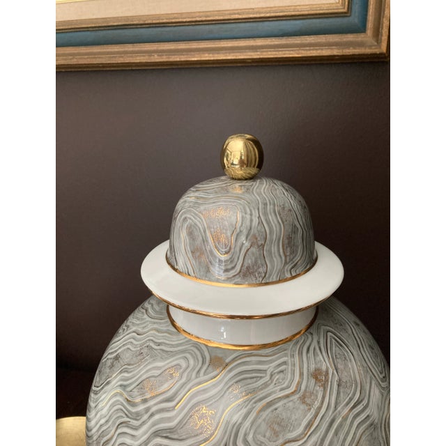 2010s Chelsea House Marbled Gray Porcelain Lidded Urn With Gold Highlights, 2010s For Sale - Image 5 of 12