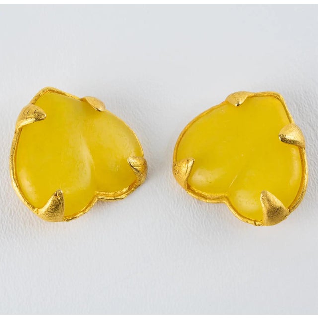 1990s Edouard Rambaud Paris Citrus Yellow Acrylic Gilded Heart Clip-on Earrings For Sale - Image 5 of 9