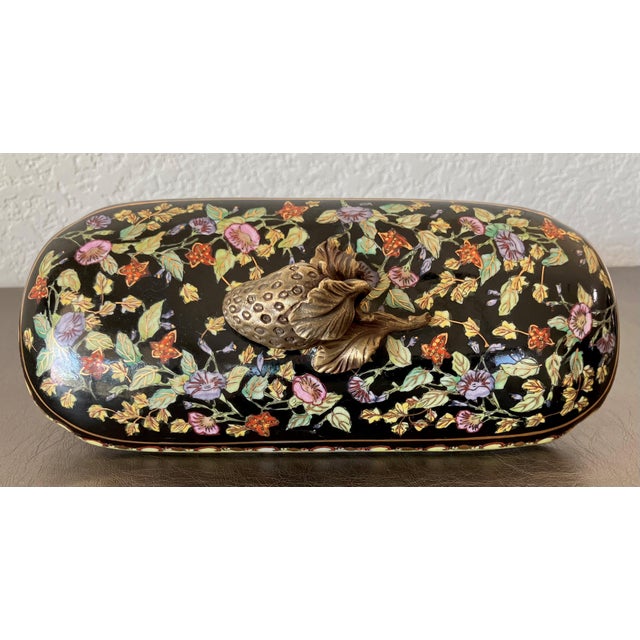 Circa 1965/1975 Chinoiserie Earthenware Trinket Box With Brass Strawberry-Shaped Finial, Hong Kong For Sale In Austin - Image 6 of 18