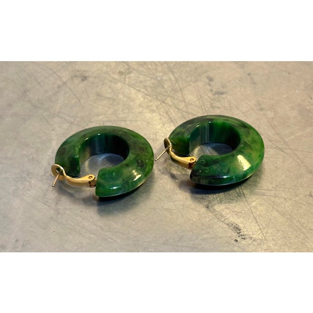 Mid-Century Modern Green Marbelized Bakelite Hoop Earrings For Sale - Image 3 of 3
