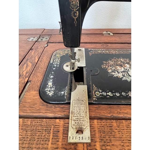 Antique 1903 'New Home' Treadle Sewing Machine Series B in Oak Cabinet Working Condition For Sale - Image 10 of 12
