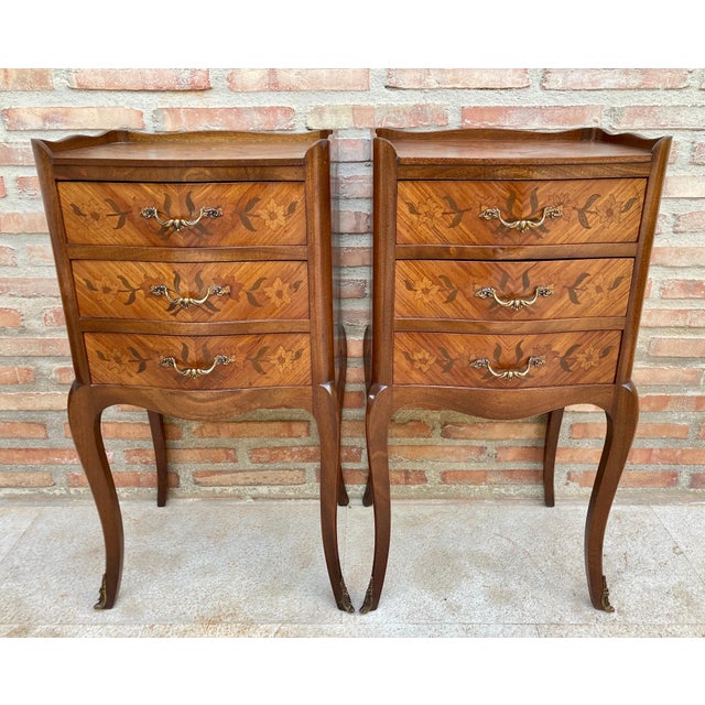 1940s Pair of French Louis XV Revival Inlaid Bedside Tables with Three Drawers, 1940s For Sale - Image 5 of 11