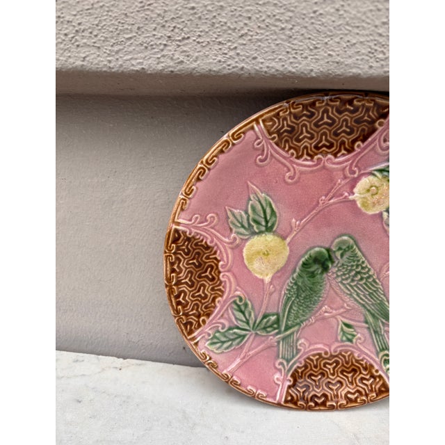 French French Pink Majolica Parakeets Plate Salins, Circa 1890 For Sale - Image 3 of 4