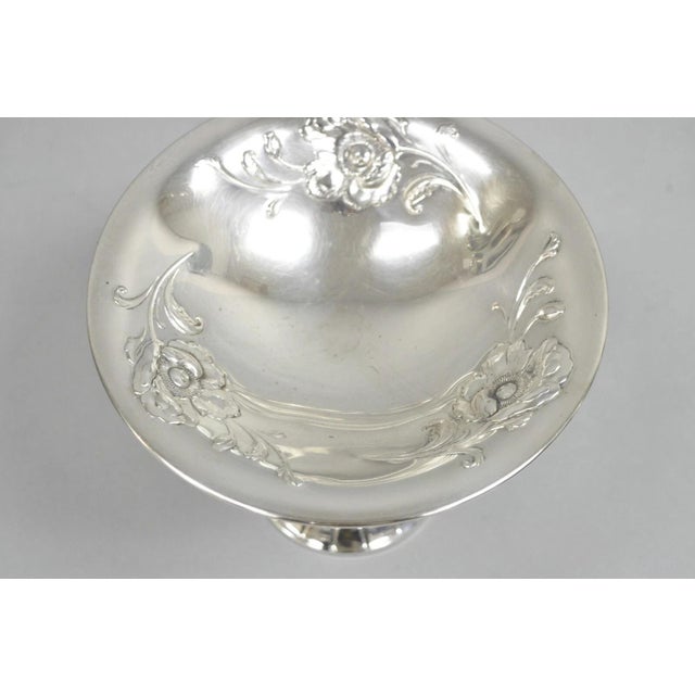 Mid 20th Century Antique Victorian Floral Repousse Wma Rogers Silver Plated Footed Compote Dish For Sale - Image 5 of 11