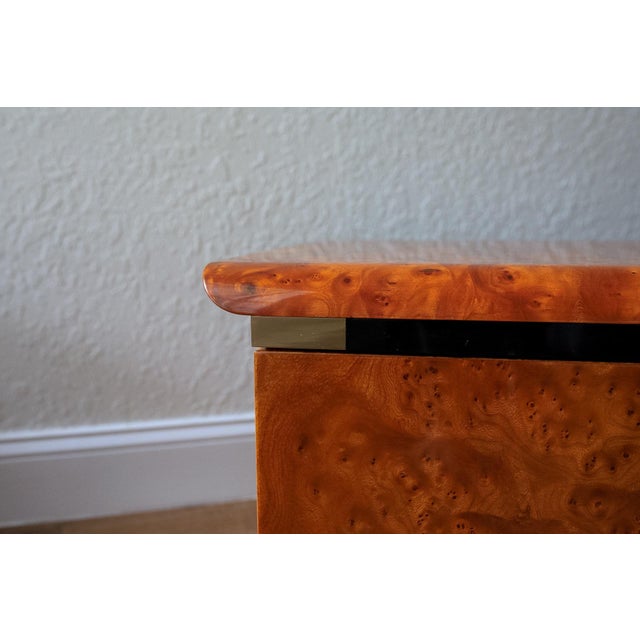 1970’s Italian Burl Wood Two- Drawer Nighstands, a Pair For Sale In Miami - Image 6 of 11