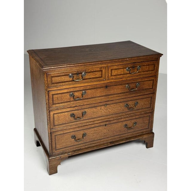 English Chest of Drawers in Oak For Sale - Image 5 of 18