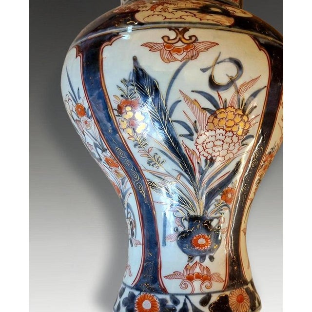 Edo Japanese Arita Imari Porcelain Lidded Vase, 1700 For Sale - Image 9 of 12