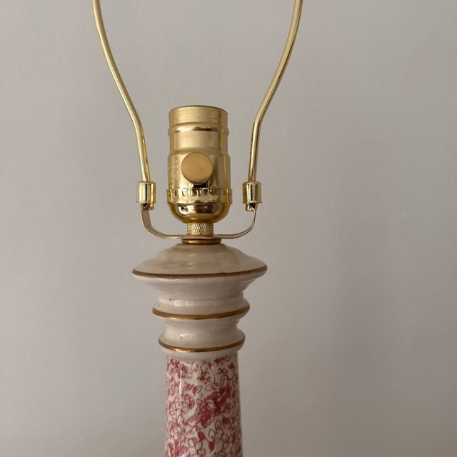 Traditional Vintage Mid-Century Tall Ceramic Pink Floral Toile Pattern Lamp W/ Gold Accents For Sale - Image 3 of 10
