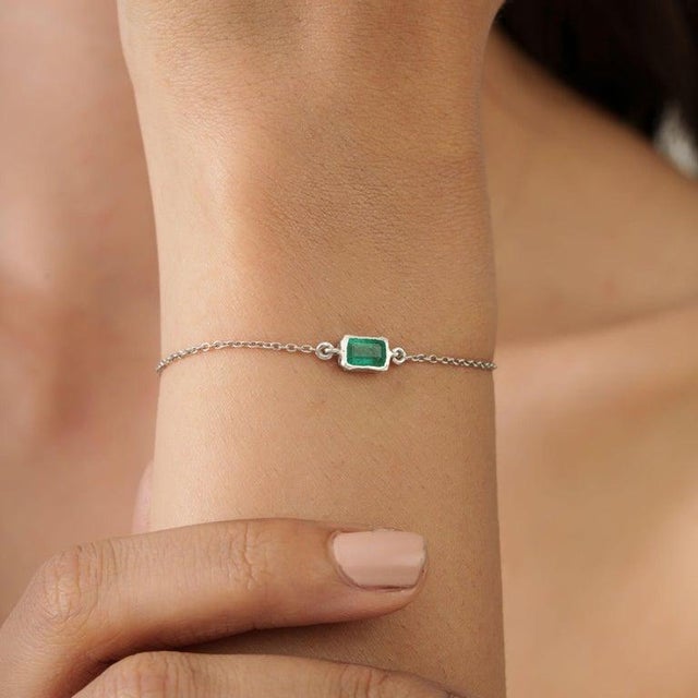 Green Dainty Stackable Emerald Chain Bracelet in Pure 925 Silver for Everyday Wear For Sale - Image 8 of 11