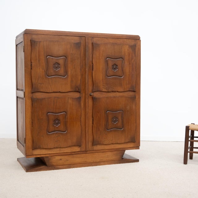French Oak Cabinet, 1930s, in Very Good conditions. Designed 1920 to 1949