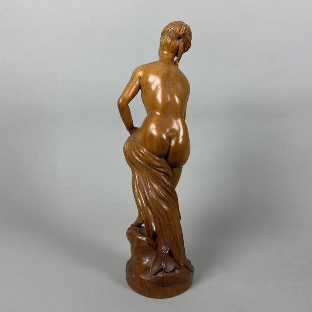 Vintage Bathing Venus in Hand-Carved Wood, 1960s For Sale - Image 3 of 14