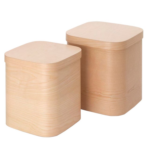 Square wooden box with lid and rounded corners. Made of ash wood painted with natural water. Natural choices, soft lines,...