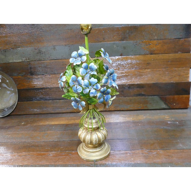 Blue Vintage Italian Tole Hydrangea Table Lamp 1960s Gilt Floral Wood Base For Sale - Image 8 of 10
