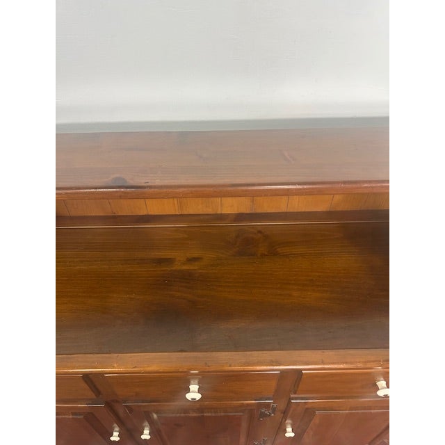 This vintage pine sideboard by Ethan Allen for Baumritter is a beautifully crafted example of mid-20th century American...
