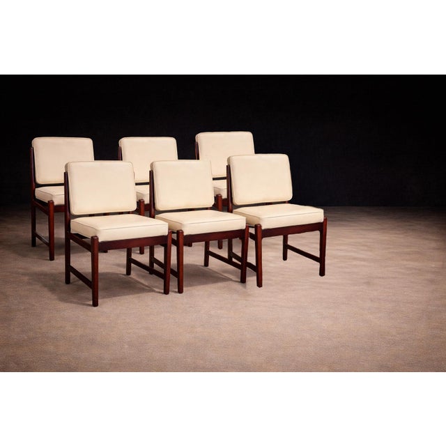 1960s Set of 6 of “Marco” Chairs in Rosewood & Leather, Sergio Rodrigues, 1960s For Sale - Image 5 of 9
