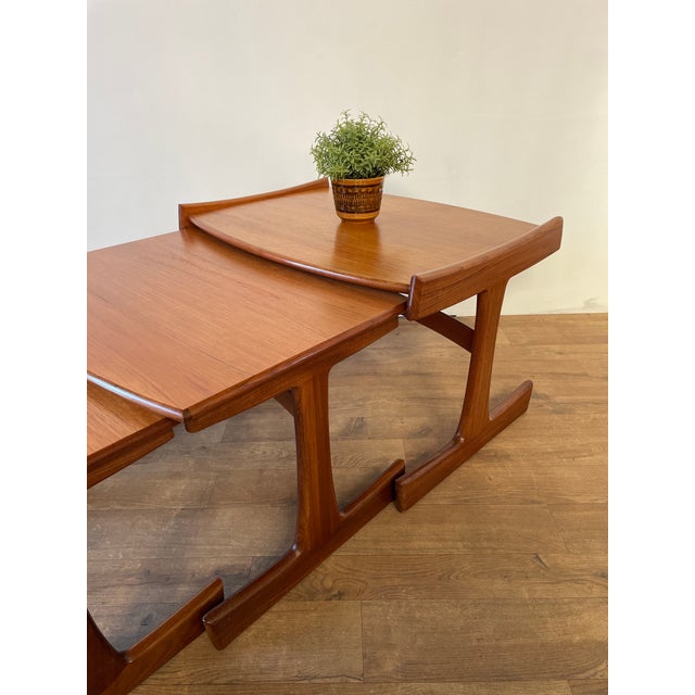 Brown Mid-Century British Sculptural Teak Nesting Tables from G-Plan, 1960s, Set of 3 For Sale - Image 8 of 18