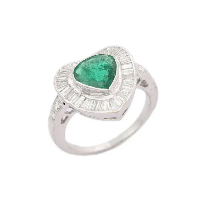 Art Deco Emerald Diamond Heart Shape Wedding Ring in 18kt Solid White Gold Size 7 For Sale - Image 3 of 7