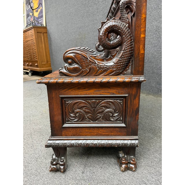 1900 - 1909 Rj Horner Style American Carved Quarter Sawn Oak Hall Bench With Lift Seat Storage For Sale - Image 5 of 12