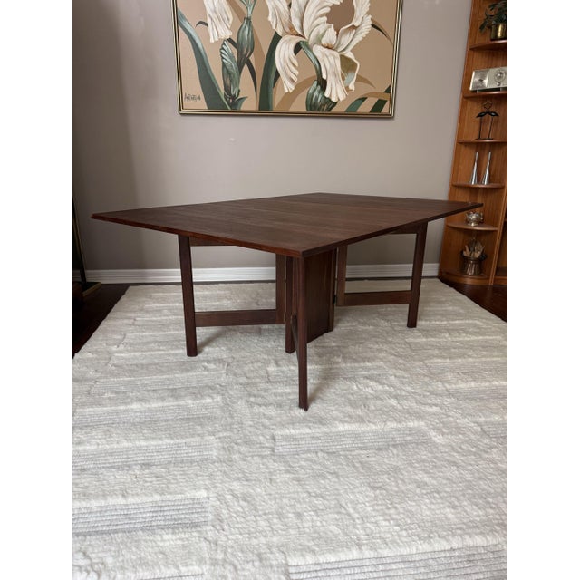 Beautiful mid century walnut dining table that closely resembles the George Nelson for Herman Miller "Gateleg" or "Gate...
