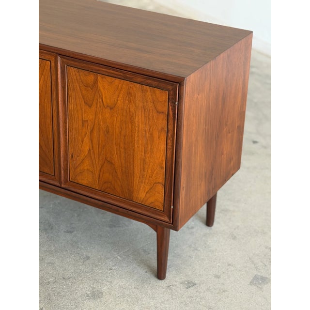 1960s Drexel Compact Credenza in Walnut For Sale In Los Angeles - Image 6 of 9
