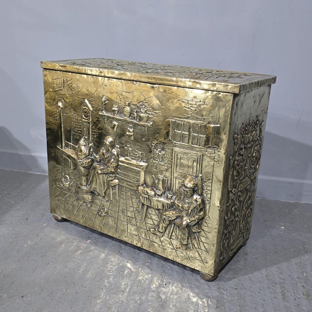 A very good large Victorian Brass Repousse log bin, on small bun feet, in excellent overall condition. 23" high 26" length...