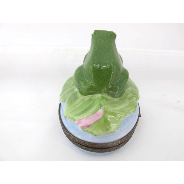 French Limoges France Peint Main Frog on Lily Pad Hand Painted Porcelain Trinket Box For Sale - Image 3 of 7