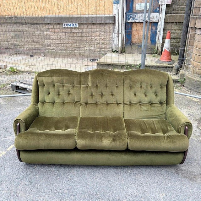 Mid-Century Green Velvet and Wood 3-Seater Sofa, 1960s For Sale - Image 9 of 10