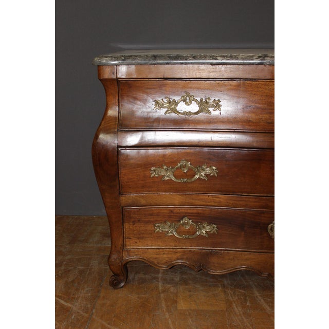 Antiquue Walnut Tomb-Shaped Commode, 1700s For Sale - Image 3 of 16