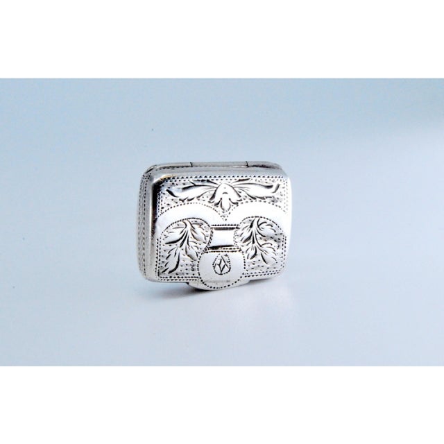 George III Silver and Gold Vinaigrette Box with Engravings, in Very Good conditions. Designed before 1890 This piece has...