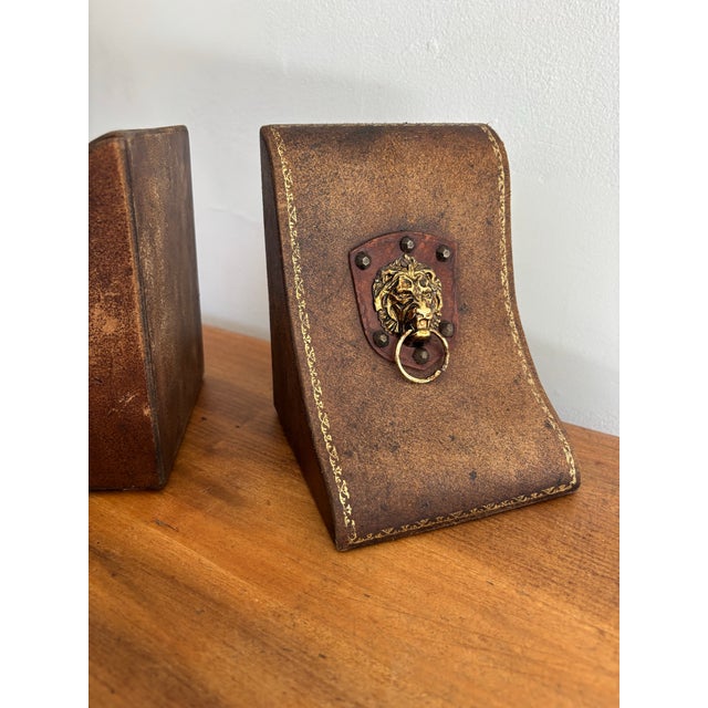 Chippendale 1980s English Regency Aged Leather Bookends With Ringed Lion Heads For Sale - Image 3 of 10