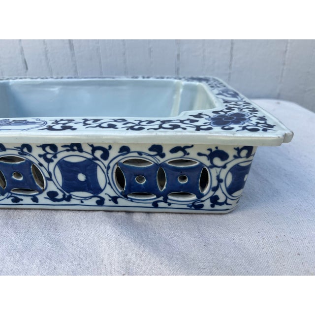 19th Century Chinese Export Blue and White Narcissus Planter For Sale - Image 4 of 12
