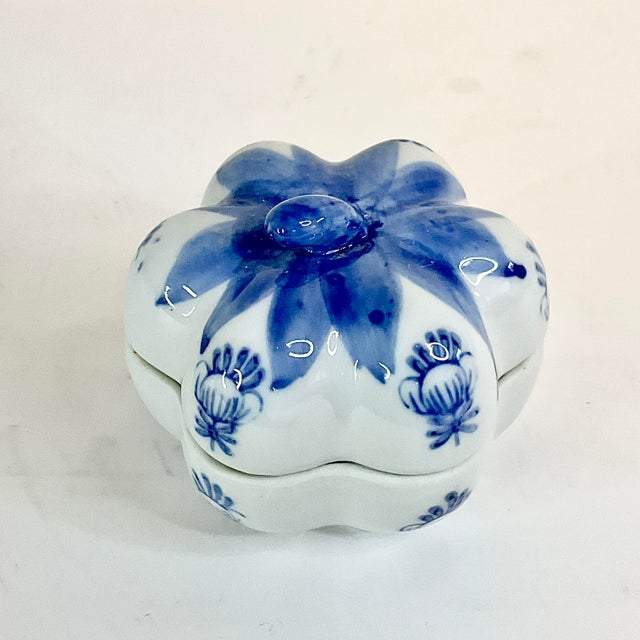 1970s 1970s Vintage Hollywood Regency Chinoiserie Blue & White Pumpkin Trinket Box For Sale - Image 5 of 9