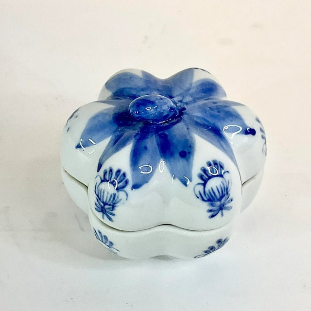 1970s 1970s Vintage Hollywood Regency Chinoiserie Blue & White Pumpkin Trinket Box, Halloween, Thanksgiving For Sale - Image 5 of 9