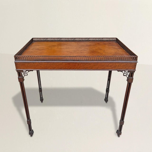 The Georgians knew that even a useful table deserved a little seduction. This English mahogany silver table from the late...