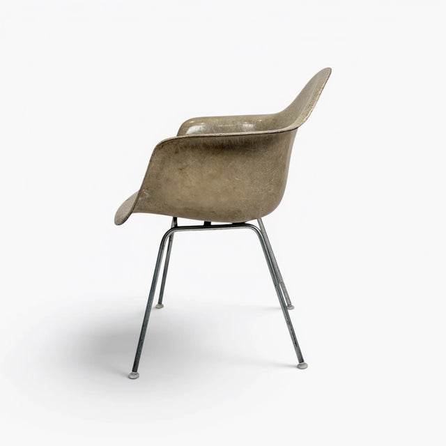 Herman Miller Early 1950s Eames Fiberglass Armchair by Herman Miller – Zenith Plastics For Sale - Image 4 of 7