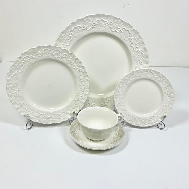 American 1989 Vintage English Americana Wedgwood for Ralph Lauren Le Blanc Claire Dinnerware - 5 Piece Place Setting For Sale - Image 3 of 12