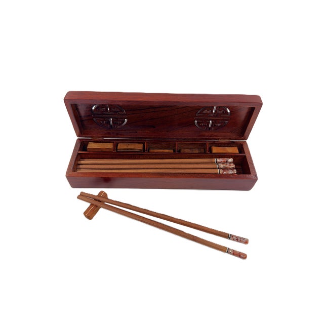 2020s Asian Modern Vietnamese Wooden Chopsticks for 8 With Brown Mother of Pearl Marbled Tips Decorative Storage Box and Coordinating Rests - 25 pcs For Sale - Image 5 of 10