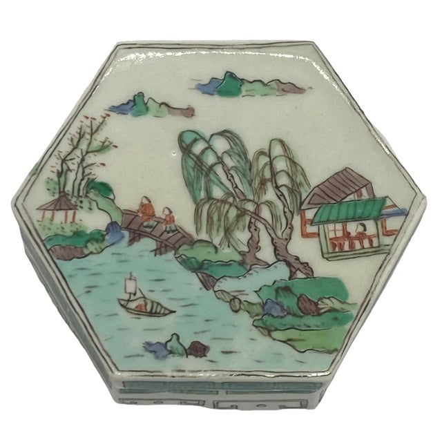 Early 20th Century Small Chinese Famille Verte Hexagonal Porcelain Hand Painted Boxes With Lids - Set of 3 For Sale - Image 4 of 13