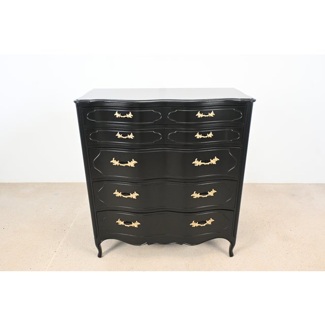 Tomlinson Black Lacquered French Provincial Chest of Drawers With Gilt Pulls by Tomlinson | Newly Refinished For Sale - Image 4 of 18