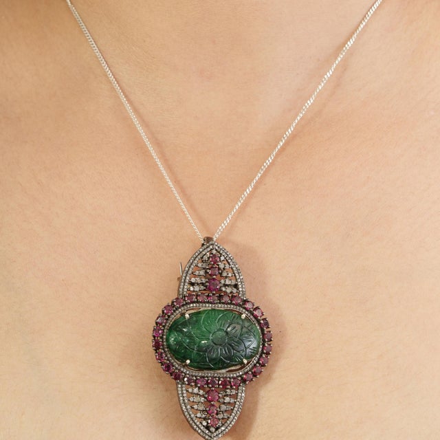 Emerald Vintage Style Ornate 20 Ct Handcarved Emerald Ruby & Diamond Christmas Brooch Pendant For Sale - Image 8 of 15