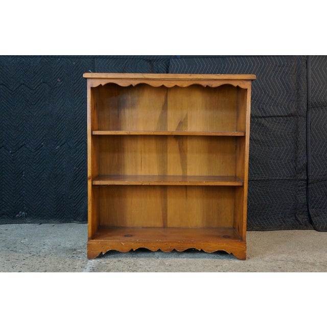 Vintage Early American Colonial Style Low Profile Scalloped Pine Bookcase Shelf For Sale - Image 6 of 16