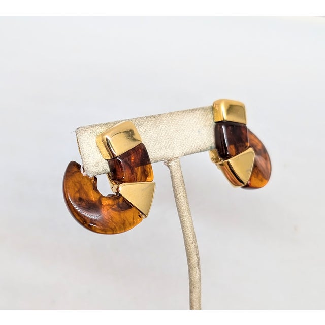 1984 goldtone and faux-tortoise J shaped clip and screw back earrings. Marked "NAPIER©" on the clips. Measure: 1 1/8...