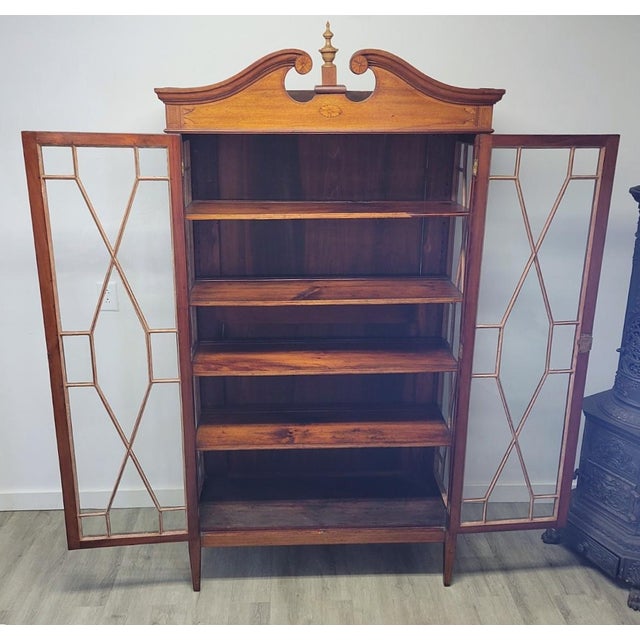 English Sheraton Revival Three-Sided Glass China Cabinet, Circa 1900–1920 For Sale - Image 4 of 11