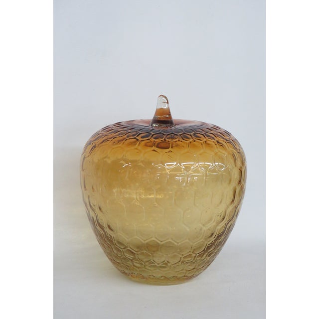 This stunning Decorative Apple is made of glass. This beautiful Apple statue has a brilliant vintage design; it features a...