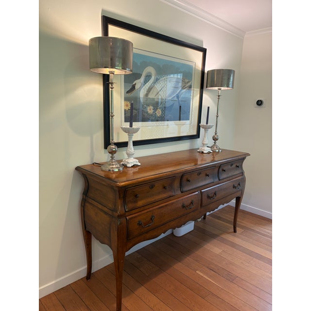 Beautiful French Provincial Louis XV style Henredon oak sideboard with five large and deep drawers excellent for storing...
