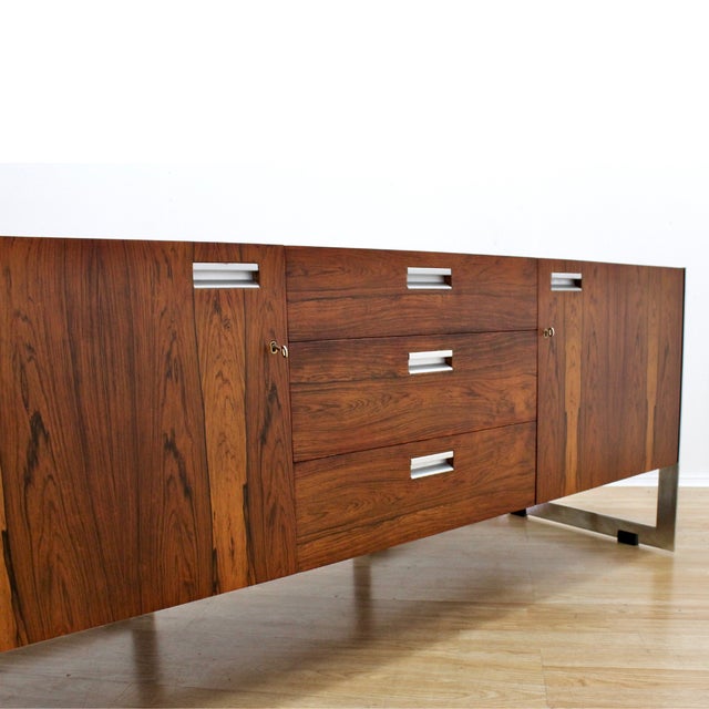 1970s Post Modern Rosewood & Chrome Credenza by Richard Young for Merrow Associates For Sale - Image 10 of 12
