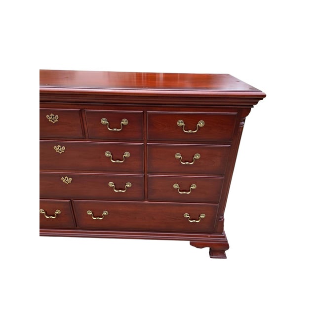Beautiful Thomasville dresser in great condition minor ware. some small circular marks on top sure from the small disc...
